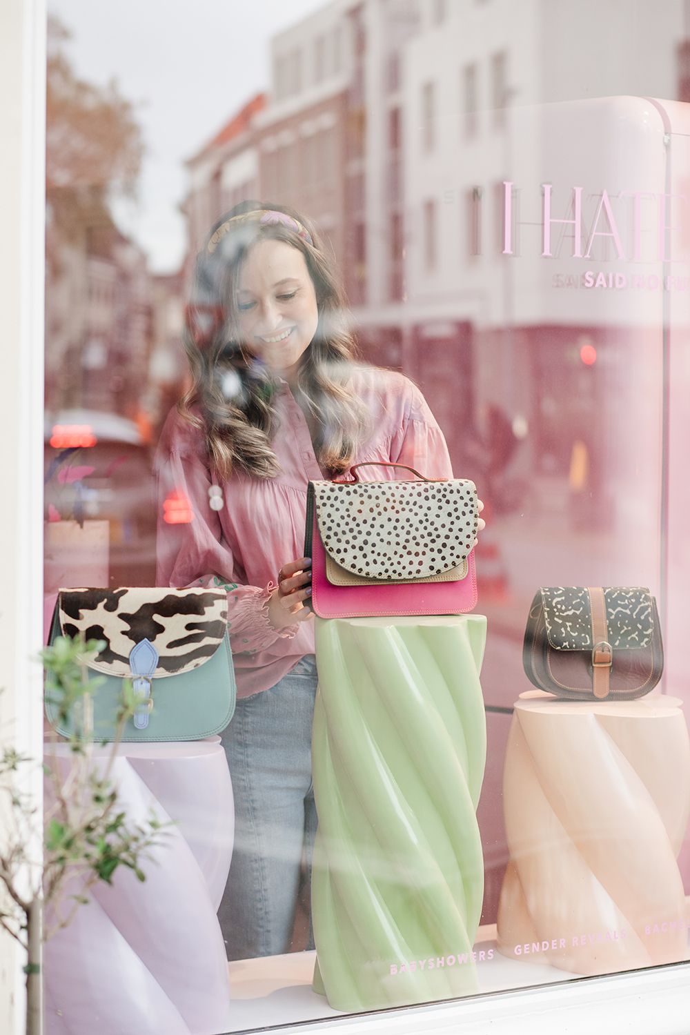 Branding shoot met een webshop eigenaar die een kleurrijke uitstraling heeft met pastel tinten en roze tinten.