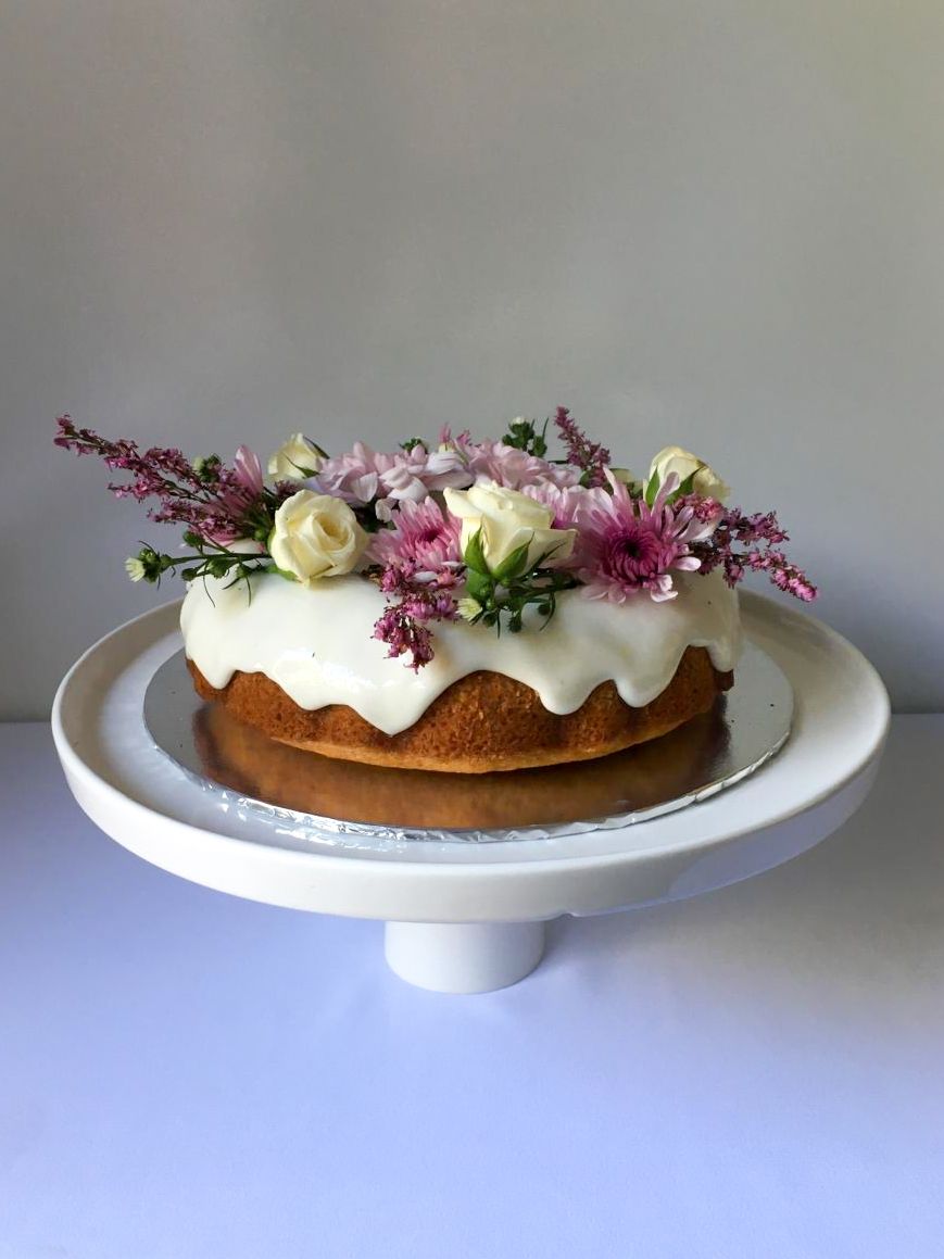 Flourish Bakery Howick South Africa – bundt cake with white icing and fresh floral decoration, baked and delivered as a beautiful gift.
