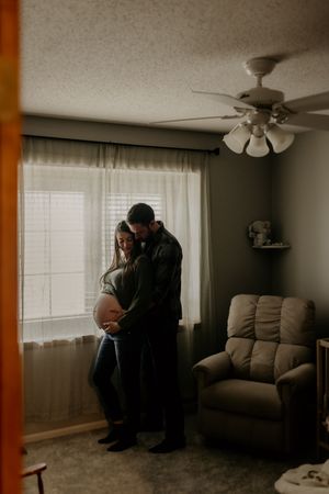 Lifestyle Maternity Photoshoot in Fort Wayne Indiana in home at Christmas time