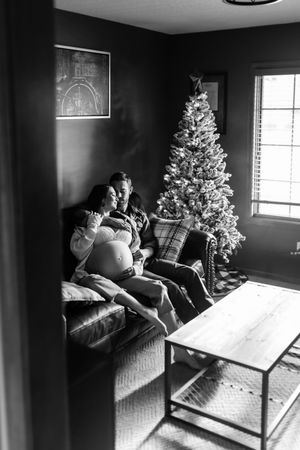 Lifestyle Maternity Photoshoot in Fort Wayne Indiana in home at Christmas time