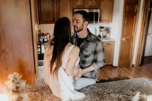 Lifestyle Maternity Photoshoot in Marion Indiana in home at Christmas time