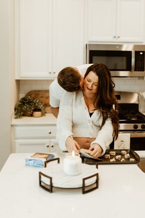 Half-Baked Lifestyle Maternity Photoshoot in Noblesville, Indiana in home