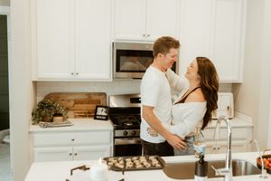 Half-Baked Lifestyle Maternity Photoshoot in Carmel, Indiana in home