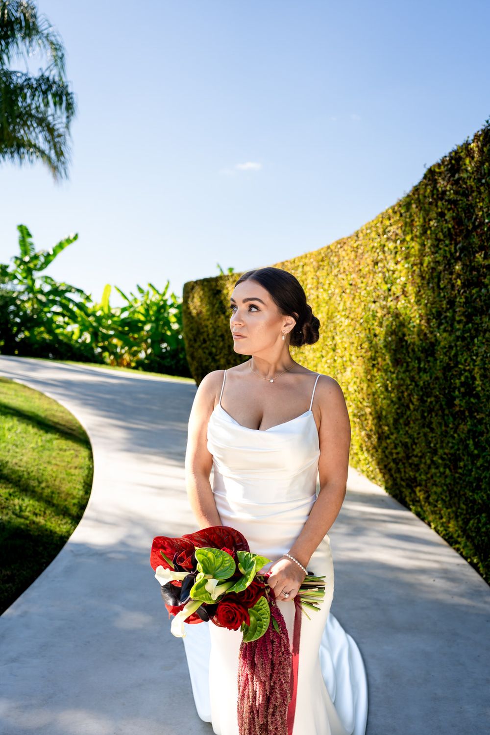 Bride holding her bouquet during a wedding in Tropea, Calabria