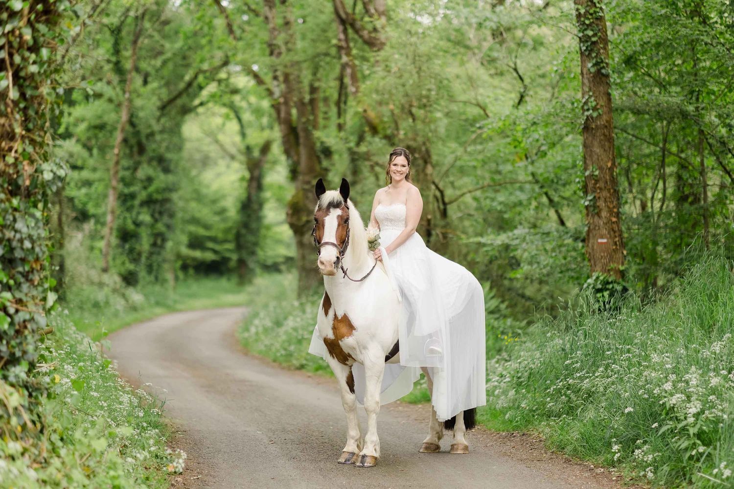 Une mariée avec sa robe monte sur son cheval lors de son mariage en Bretagne