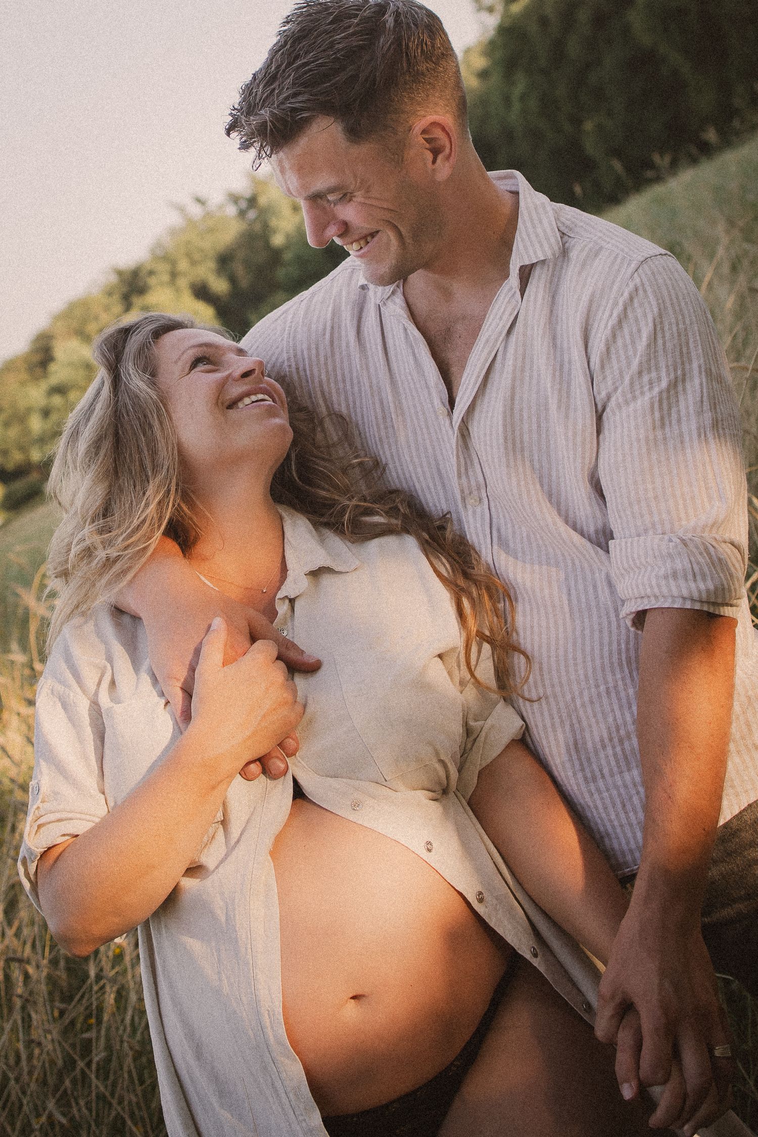 Zwangere vrouw Zwangerschapsshoot Bloom Sessions zwangerschapsfotografie zwangerschap fotoshoot zwangerschapsfotograaf