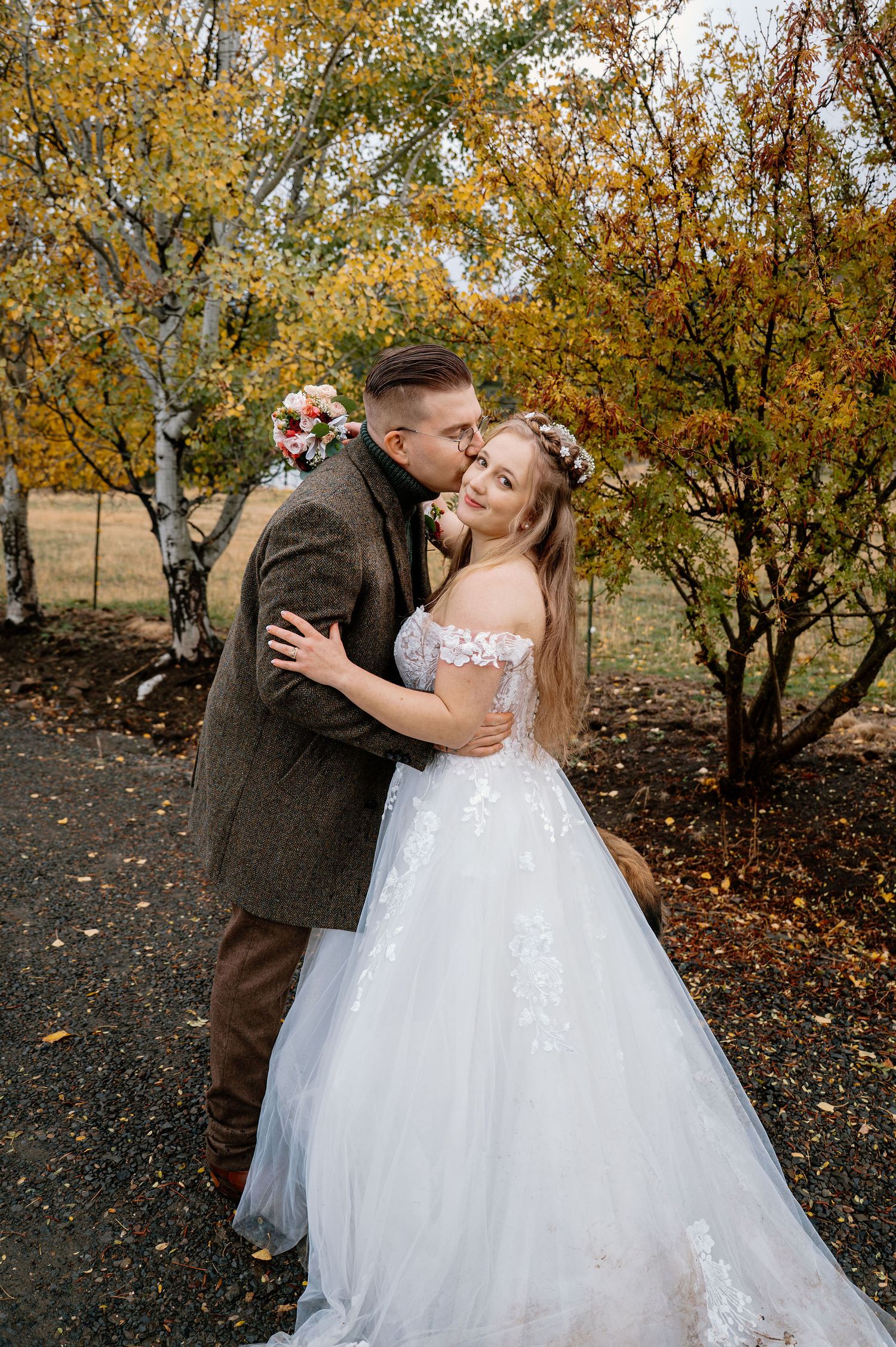 October wedding in rainy weather in Summerville, Oregon