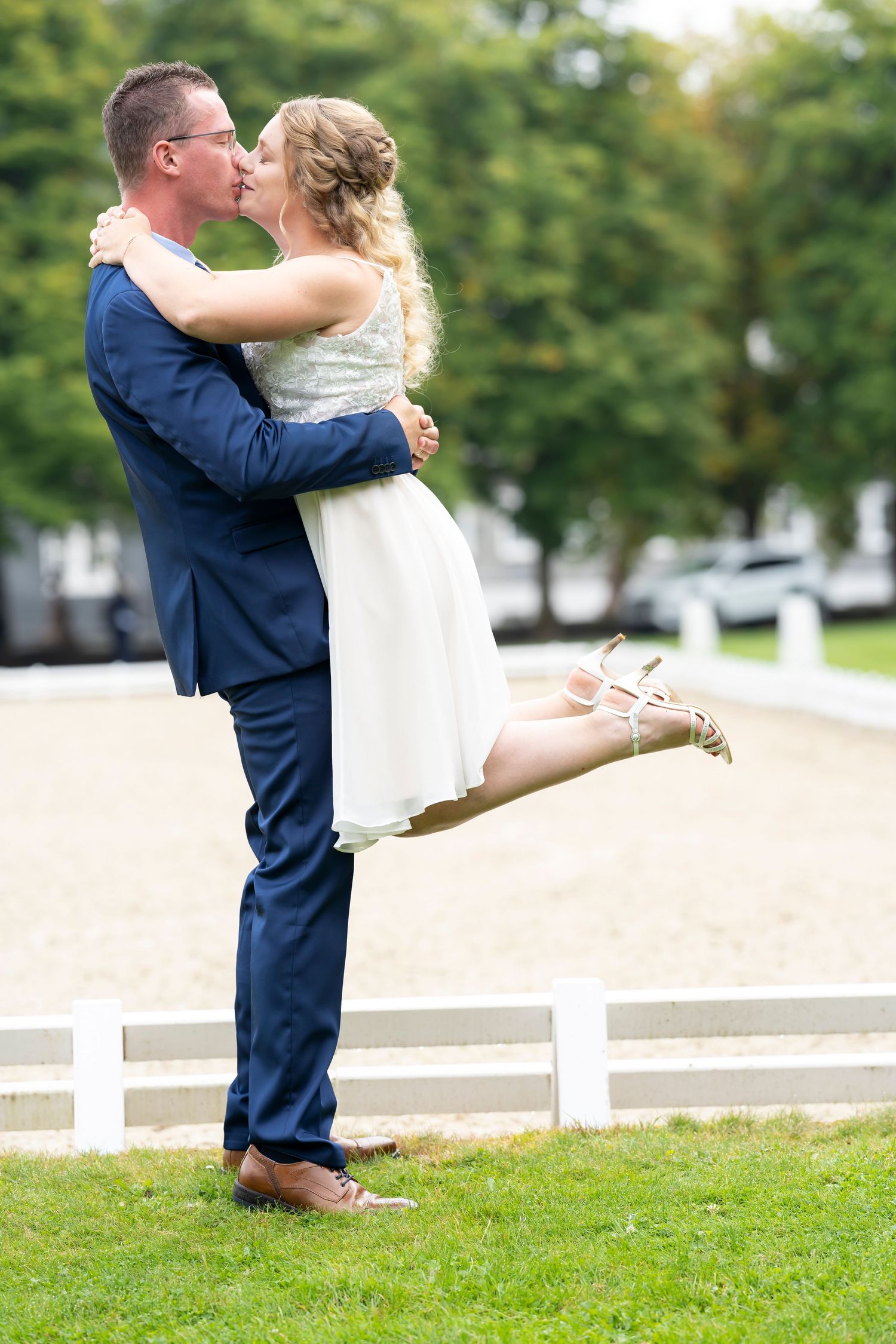 Brautpaar küsst sich beim Paarshooting in Bad Berleburg – Hochzeitsfotograf Siegen & NRW