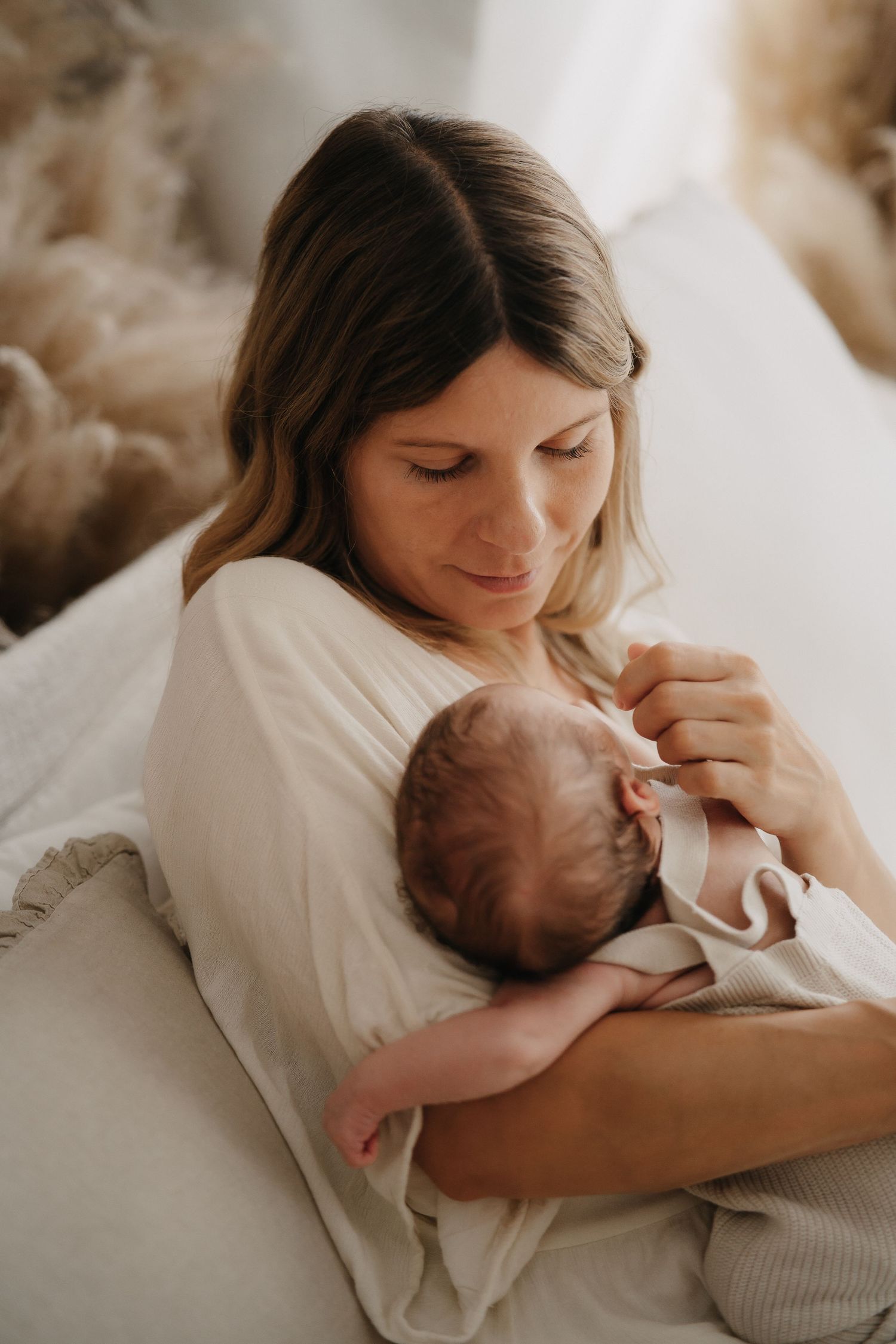 Mama und Mini, natürliche Babyfotografie in Schwetzingen in harmonischer Atmosphäre. Baby / Neugeborenes