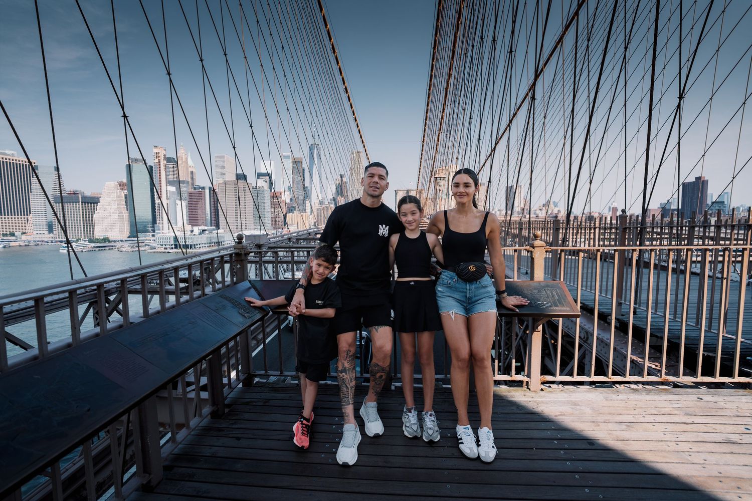 family photoshoot at brooklyn bridge