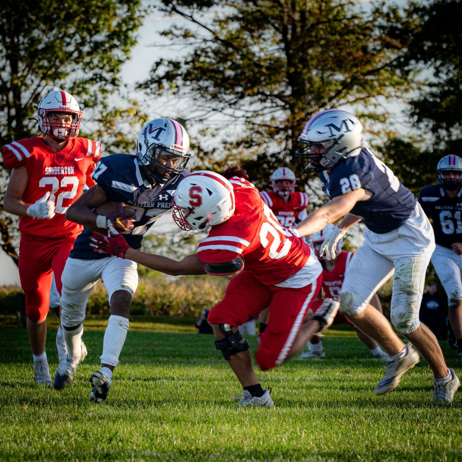 Football player avoids a tackle.