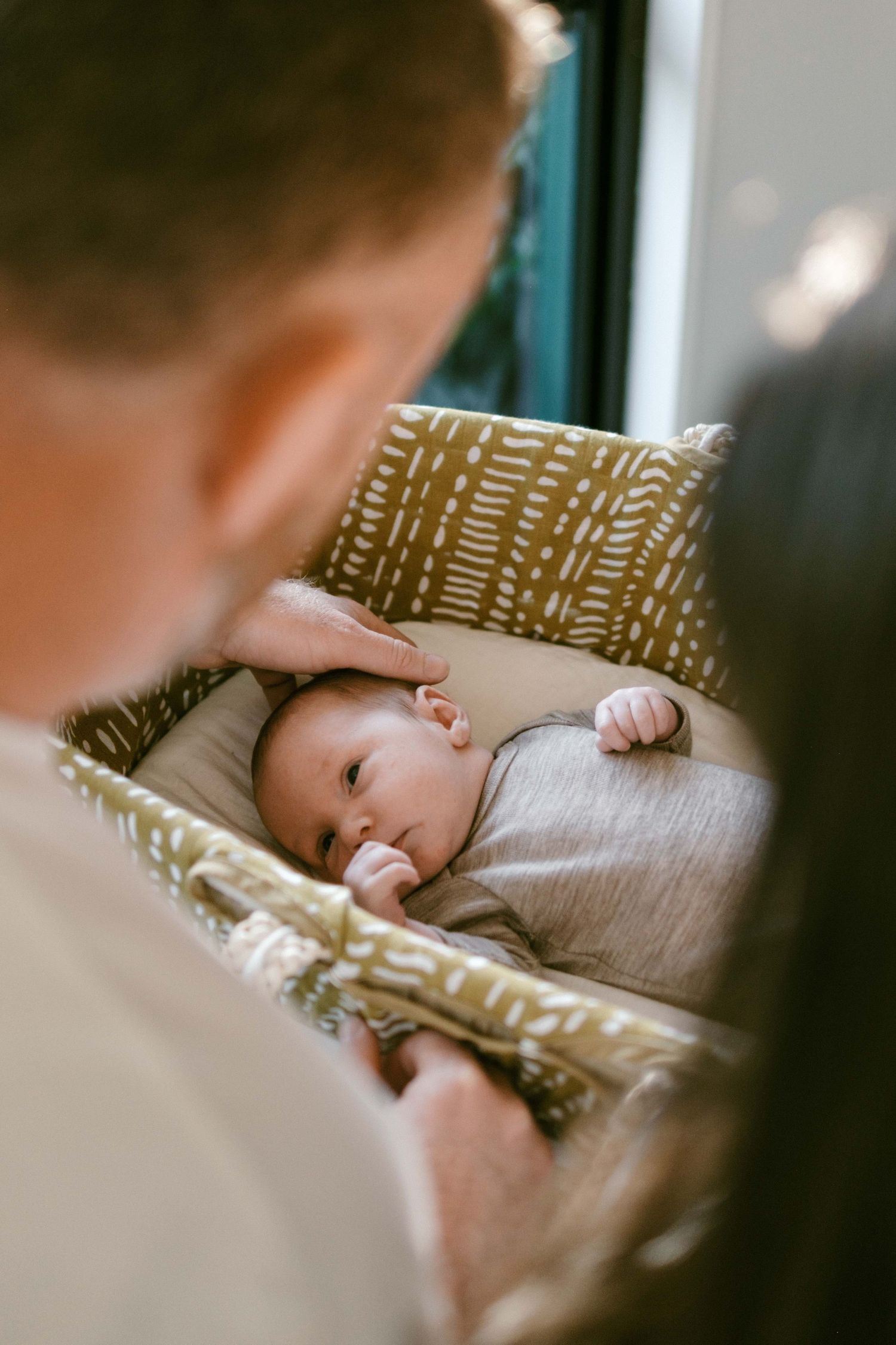 Coromandel peninsula family photography, a relaxed storytelling family in home newborn session