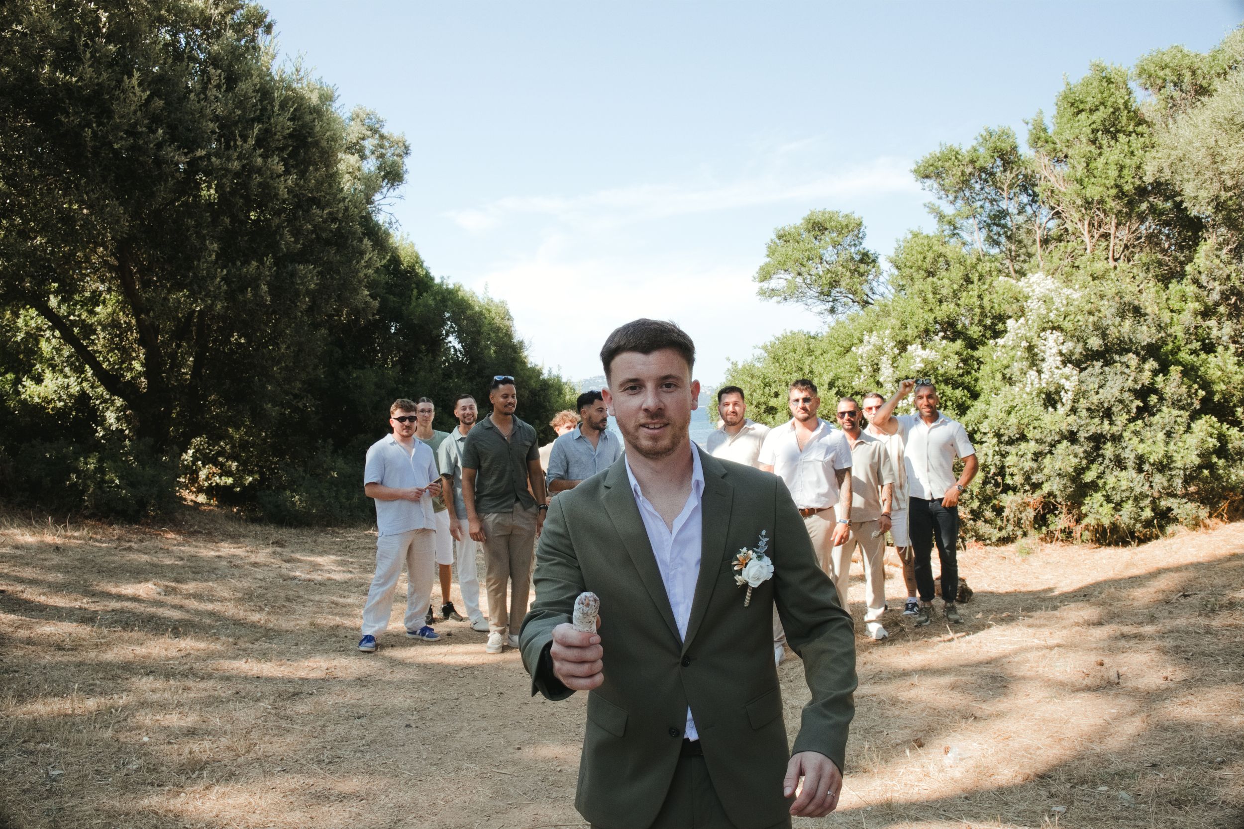 Le marié devant un groupe de proches pendant la fête à Hyères