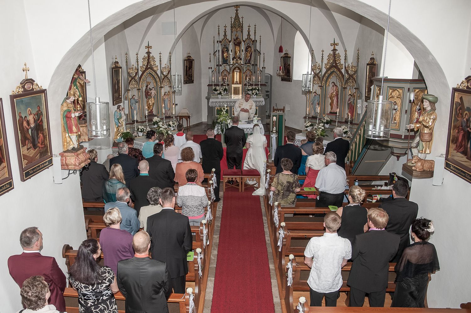 Blick in die feierlich geschmückte Vexierkapelle bei Reifenberg während der Hochzeit. Professionelle Hochzeitsreportage- Lichtkapsel