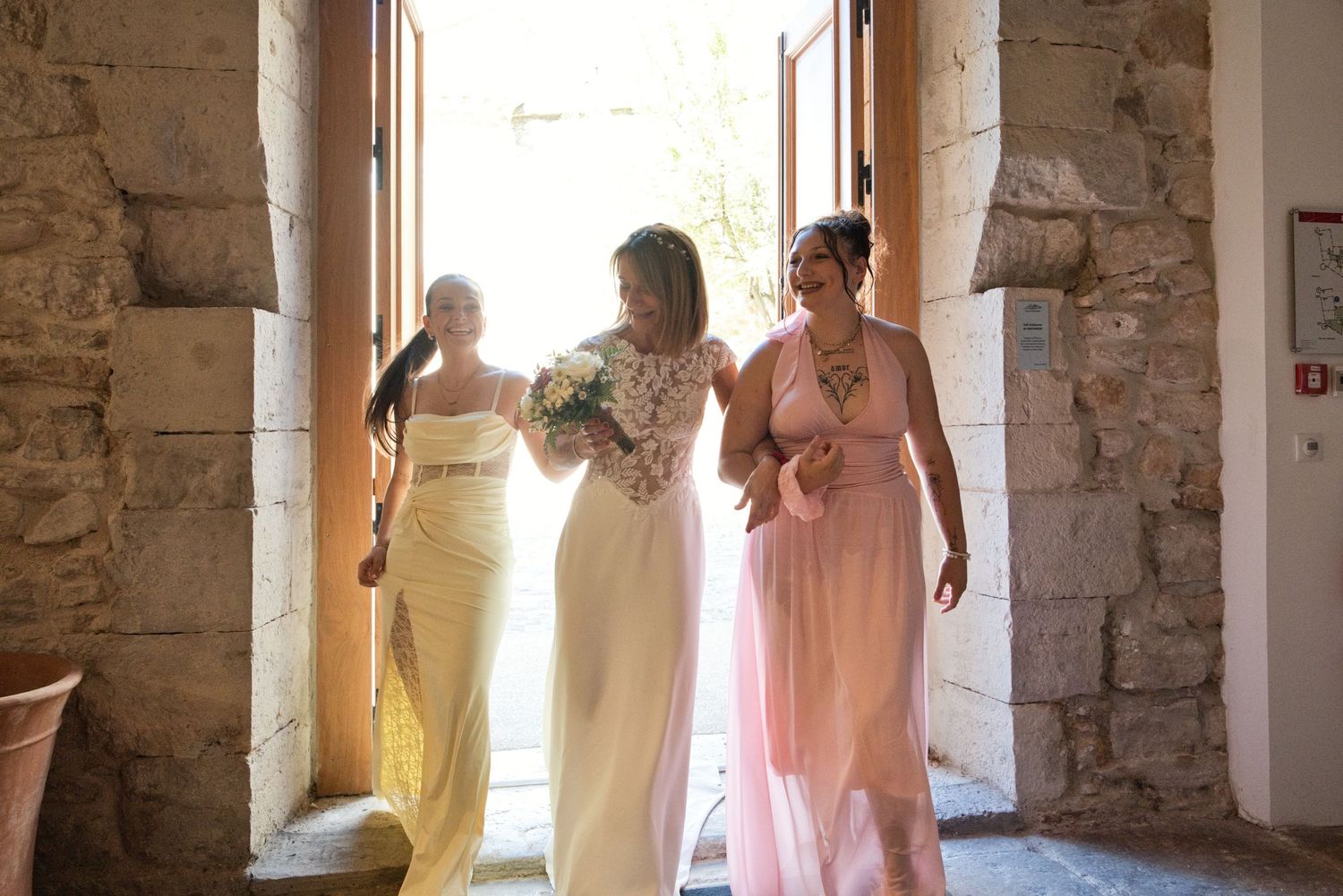 Delphine arrive à la mairie de Peynier, entourée de deux proches, pour son mariage avec Christophe.
