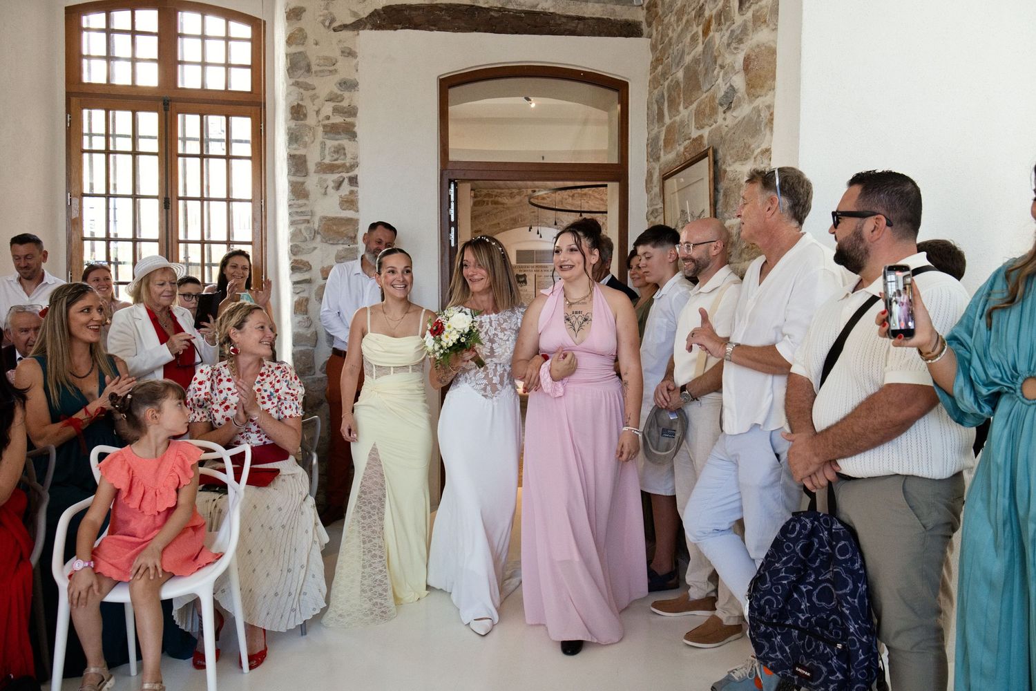 Les proches de Delphine et Christophe réunis dans la salle en pierre de la mairie de Peynier.