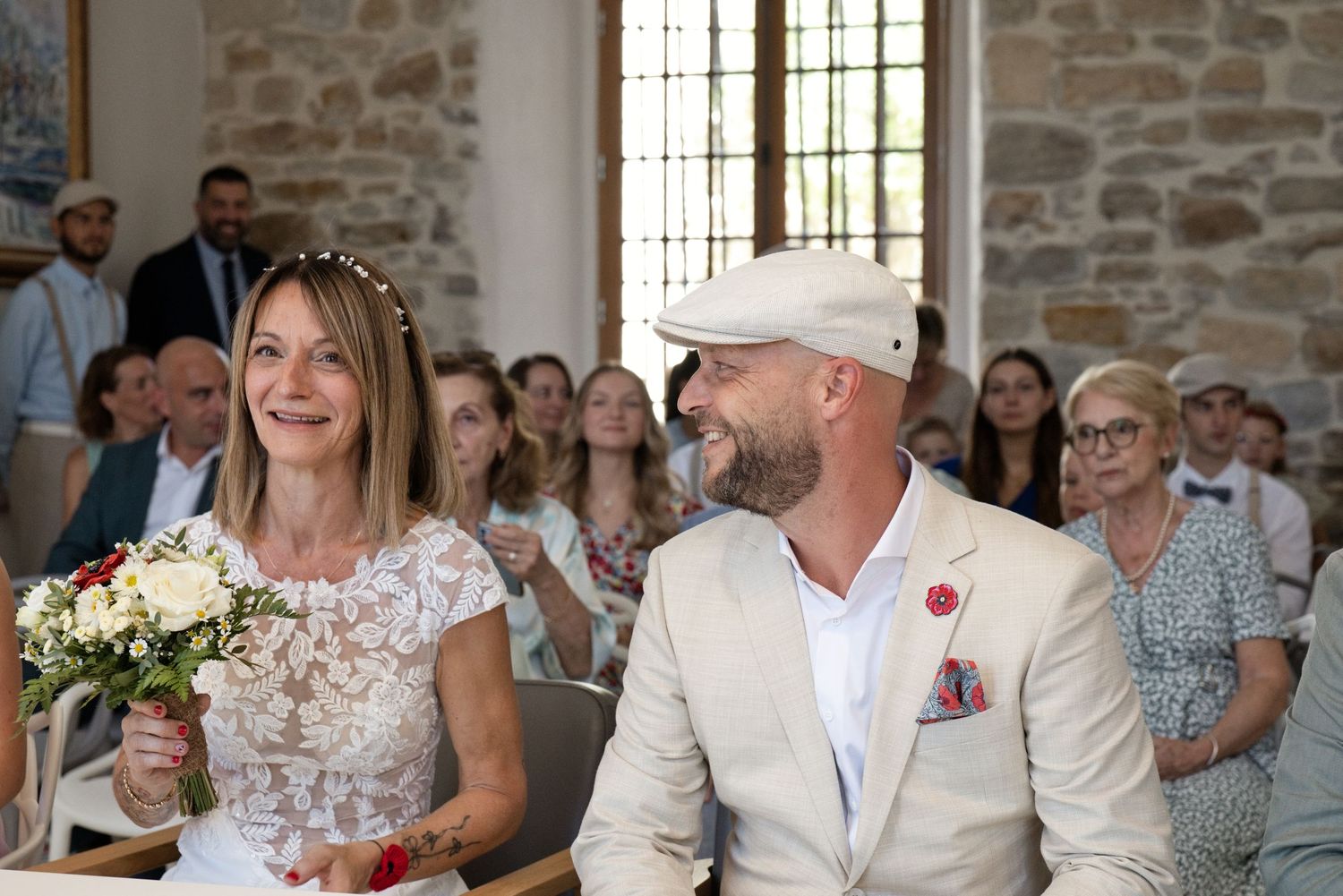 Delphine et Christophe sourient côte à côte pendant leur mariage civil à Peynier.