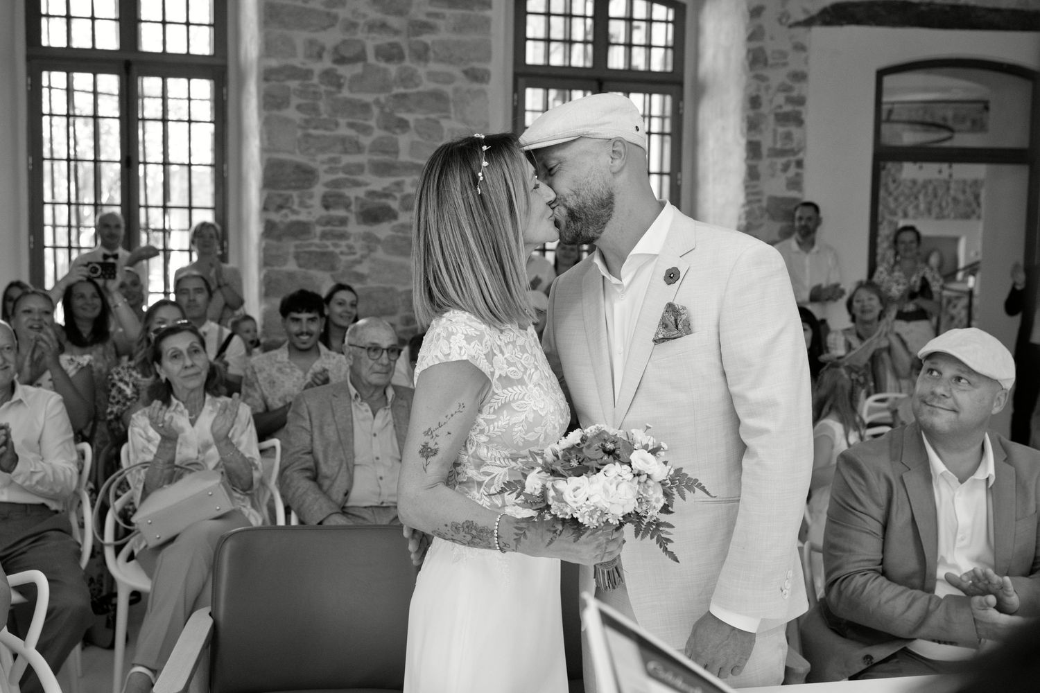 Delphine et Christophe s’embrassent devant leurs proches pendant leur mariage civil à Peynier.