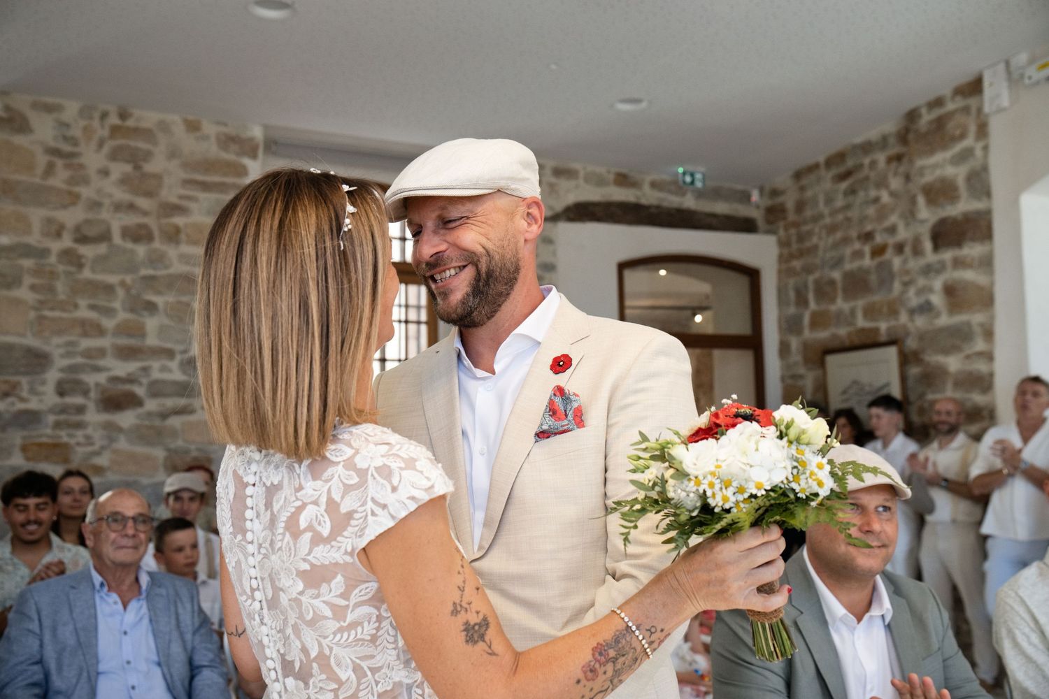 Christophe sourit à Delphine, son bouquet à la main, pendant la cérémonie à la mairie de Peynier.