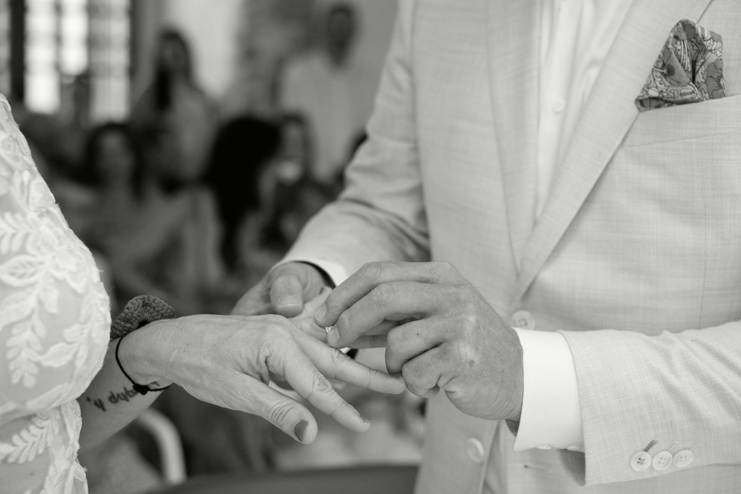 Échange des alliances de Delphine et Christophe à la mairie de Peynier, photographié en noir et blanc.