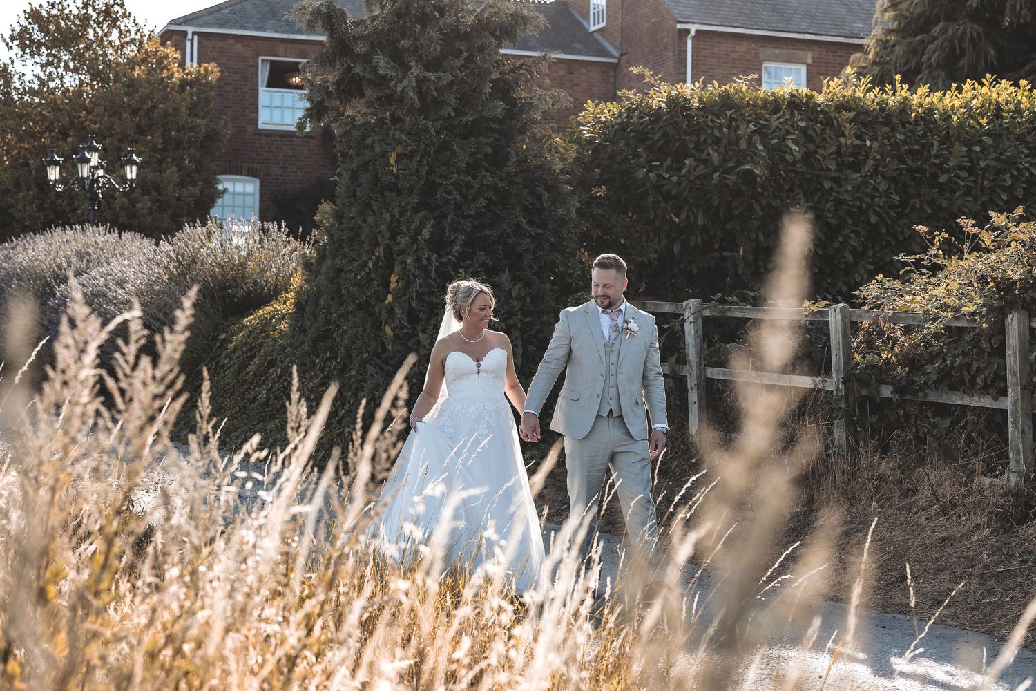 A guided relaxed couple portrait in front of Swancar Farm