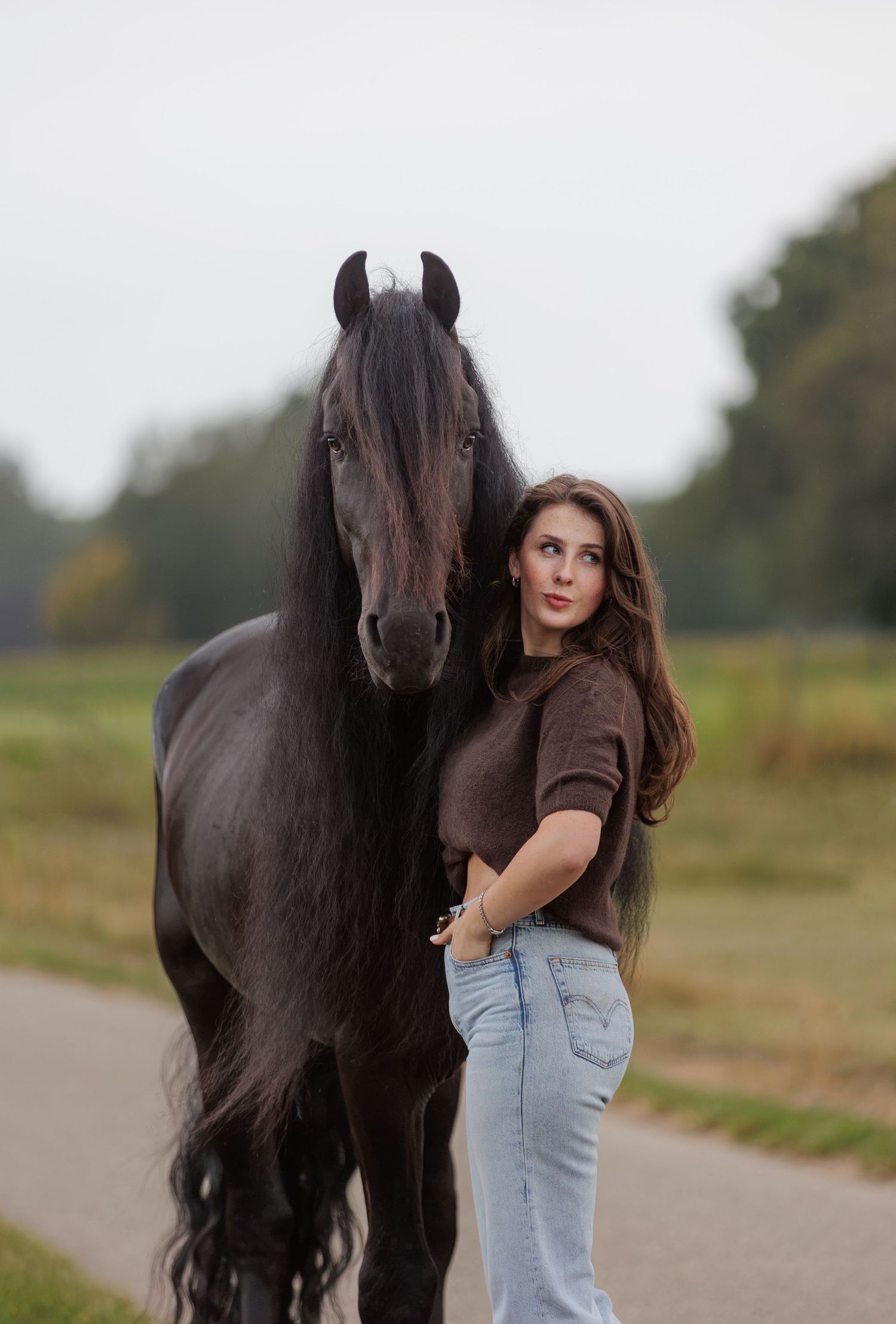 Vrouw en paard samen in het zachte avondlicht