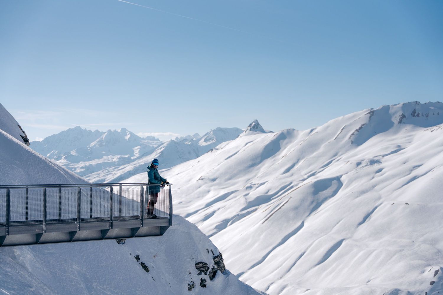 un homme sur la passerelle panoramic experience de la rosière en hiver
