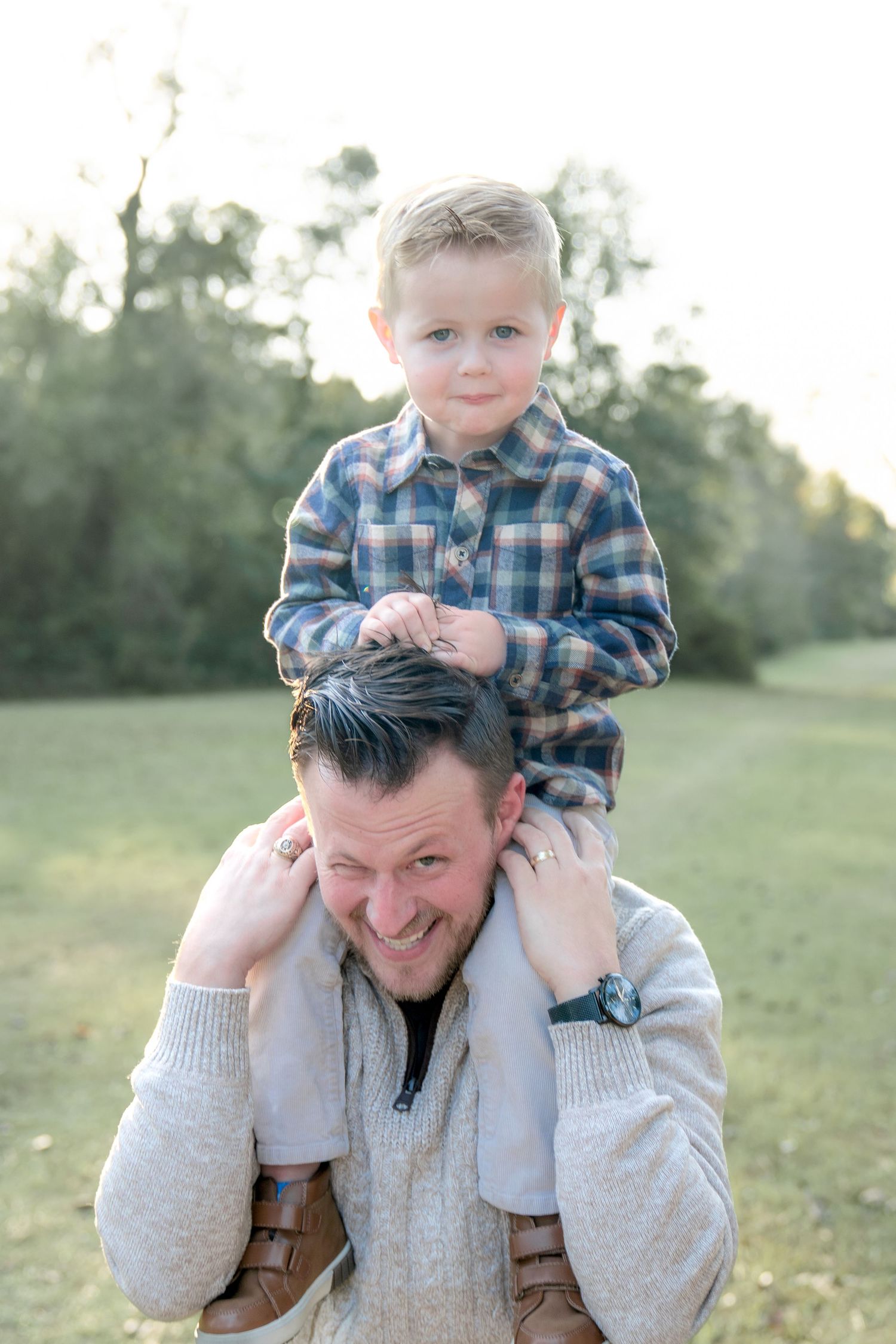 Conroe Mini Sessions in Owen Park
Owen Park Mini Sessions
boy sitting on dad's shoulders