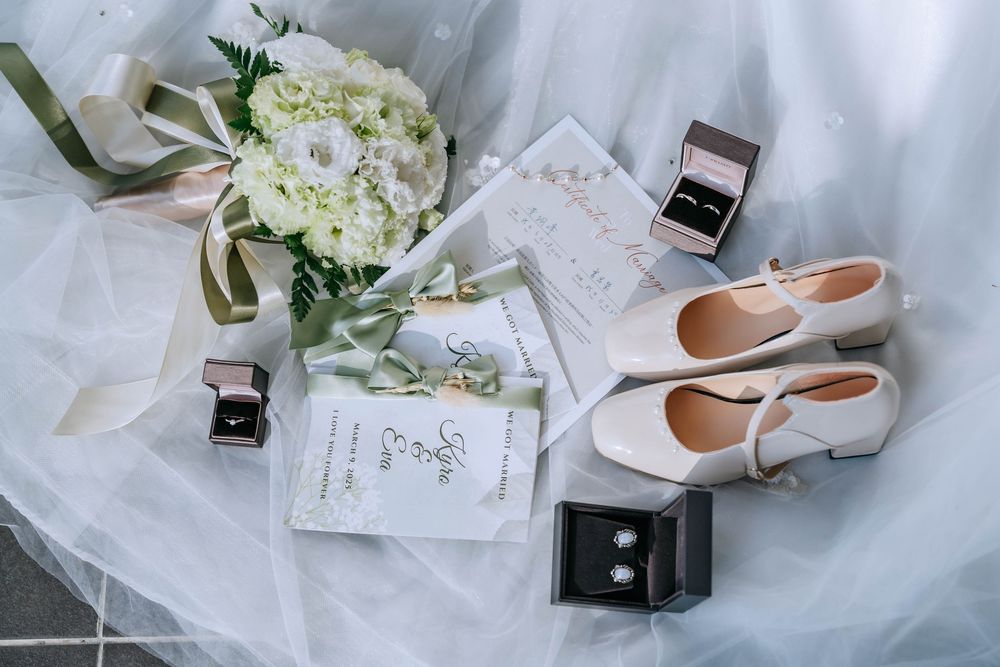 台南福爾摩沙遊艇酒店婚禮攝影，記錄完整台灣傳統婚禮儀式與晚宴流程，包含秀禾服、奉茶、迎娶、下車、拜別父母、丟扇子、新人進場、父母擁抱與敬酒。渴望影像以自然明亮、溫暖細膩的婚禮攝影風格，完整保存新人與家人真實互動，提供台南、高雄及全台婚攝服務。