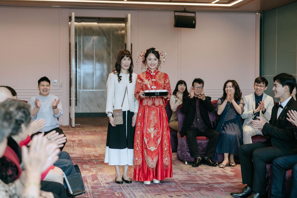 台南福爾摩沙遊艇酒店婚禮攝影，記錄完整台灣傳統婚禮儀式與晚宴流程，包含秀禾服、奉茶、迎娶、下車、拜別父母、丟扇子、新人進場、父母擁抱與敬酒。渴望影像以自然明亮、溫暖細膩的婚禮攝影風格，完整保存新人與家人真實互動，提供台南、高雄及全台婚攝服務。