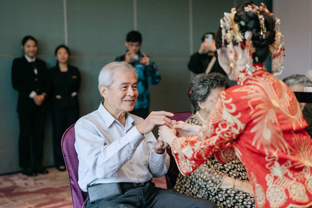 台南福爾摩沙遊艇酒店婚禮攝影，記錄完整台灣傳統婚禮儀式與晚宴流程，包含秀禾服、奉茶、迎娶、下車、拜別父母、丟扇子、新人進場、父母擁抱與敬酒。渴望影像以自然明亮、溫暖細膩的婚禮攝影風格，完整保存新人與家人真實互動，提供台南、高雄及全台婚攝服務。