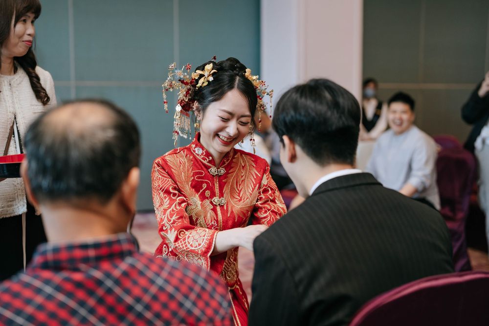 台南福爾摩沙遊艇酒店婚禮攝影，記錄完整台灣傳統婚禮儀式與晚宴流程，包含秀禾服、奉茶、迎娶、下車、拜別父母、丟扇子、新人進場、父母擁抱與敬酒。渴望影像以自然明亮、溫暖細膩的婚禮攝影風格，完整保存新人與家人真實互動，提供台南、高雄及全台婚攝服務。