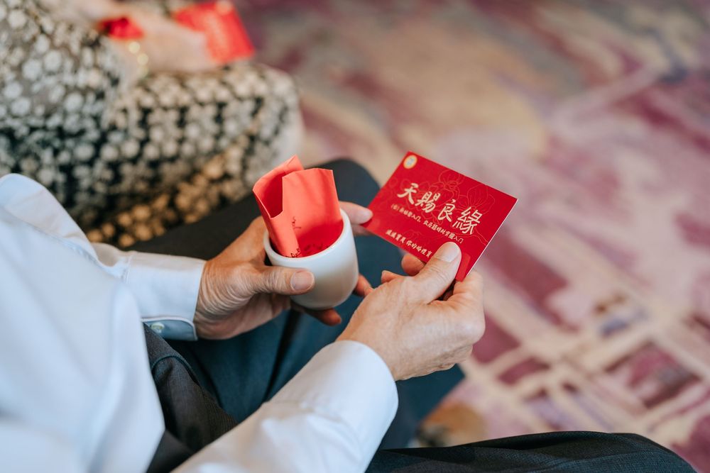 台南福爾摩沙遊艇酒店婚禮攝影，記錄完整台灣傳統婚禮儀式與晚宴流程，包含秀禾服、奉茶、迎娶、下車、拜別父母、丟扇子、新人進場、父母擁抱與敬酒。渴望影像以自然明亮、溫暖細膩的婚禮攝影風格，完整保存新人與家人真實互動，提供台南、高雄及全台婚攝服務。