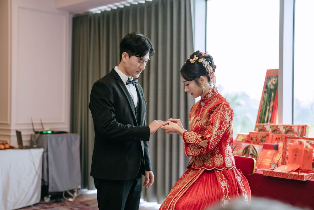 台南福爾摩沙遊艇酒店婚禮攝影，記錄完整台灣傳統婚禮儀式與晚宴流程，包含秀禾服、奉茶、迎娶、下車、拜別父母、丟扇子、新人進場、父母擁抱與敬酒。渴望影像以自然明亮、溫暖細膩的婚禮攝影風格，完整保存新人與家人真實互動，提供台南、高雄及全台婚攝服務。