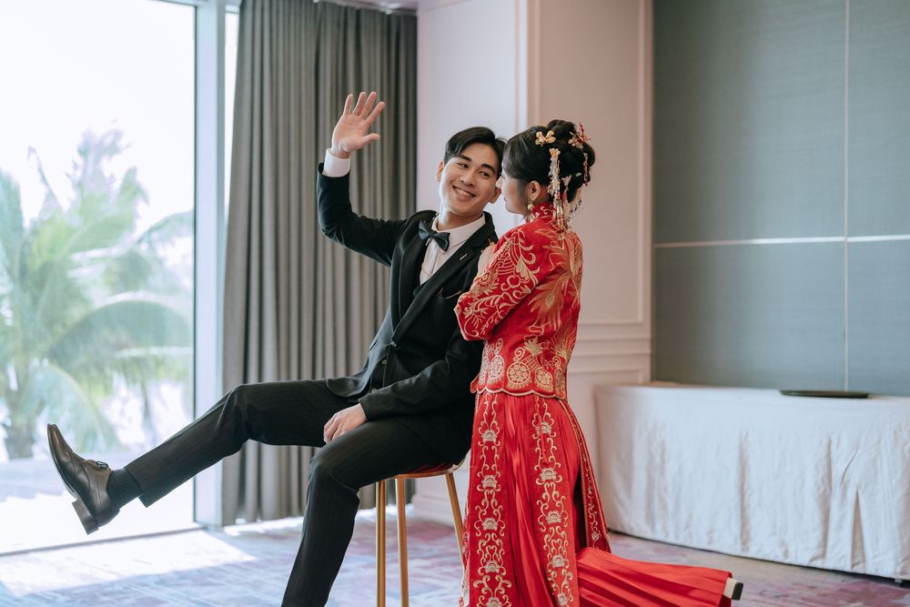 台南福爾摩沙遊艇酒店婚禮攝影，記錄完整台灣傳統婚禮儀式與晚宴流程，包含秀禾服、奉茶、迎娶、下車、拜別父母、丟扇子、新人進場、父母擁抱與敬酒。渴望影像以自然明亮、溫暖細膩的婚禮攝影風格，完整保存新人與家人真實互動，提供台南、高雄及全台婚攝服務。