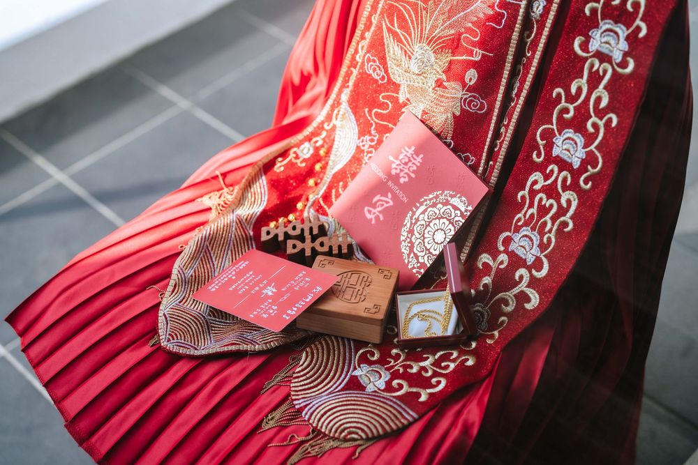 台南福爾摩沙遊艇酒店婚禮攝影，記錄完整台灣傳統婚禮儀式與晚宴流程，包含秀禾服、奉茶、迎娶、下車、拜別父母、丟扇子、新人進場、父母擁抱與敬酒。渴望影像以自然明亮、溫暖細膩的婚禮攝影風格，完整保存新人與家人真實互動，提供台南、高雄及全台婚攝服務。