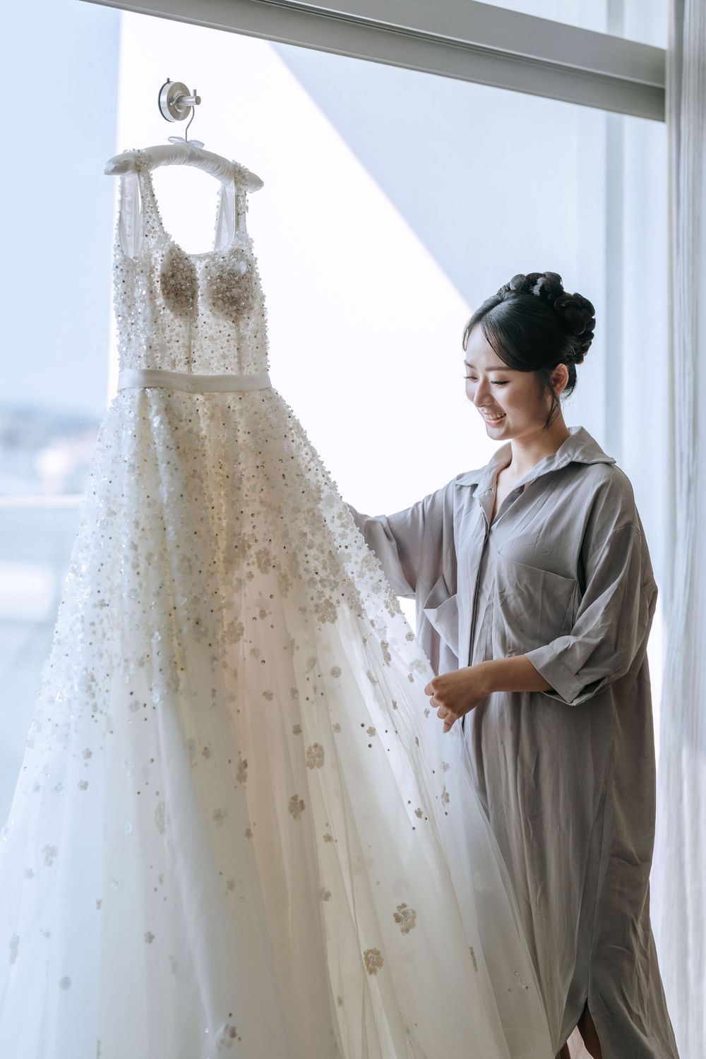 台南福爾摩沙遊艇酒店婚禮攝影，記錄完整台灣傳統婚禮儀式與晚宴流程，包含秀禾服、奉茶、迎娶、下車、拜別父母、丟扇子、新人進場、父母擁抱與敬酒。渴望影像以自然明亮、溫暖細膩的婚禮攝影風格，完整保存新人與家人真實互動，提供台南、高雄及全台婚攝服務。