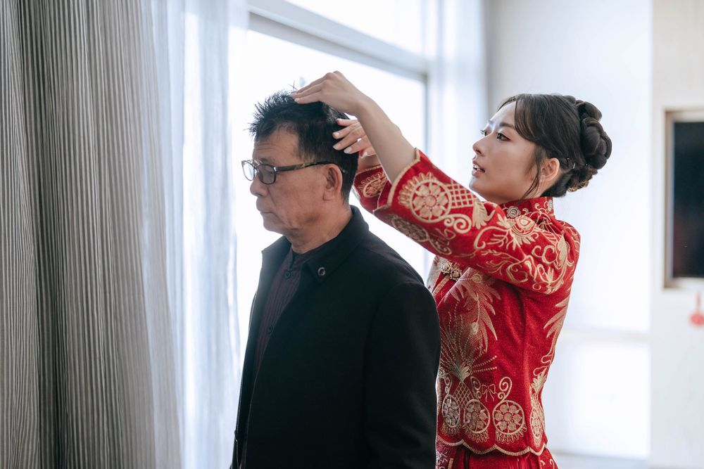 台南福爾摩沙遊艇酒店婚禮攝影，記錄完整台灣傳統婚禮儀式與晚宴流程，包含秀禾服、奉茶、迎娶、下車、拜別父母、丟扇子、新人進場、父母擁抱與敬酒。渴望影像以自然明亮、溫暖細膩的婚禮攝影風格，完整保存新人與家人真實互動，提供台南、高雄及全台婚攝服務。