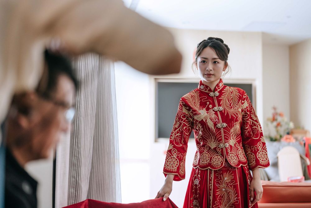 台南福爾摩沙遊艇酒店婚禮攝影，記錄完整台灣傳統婚禮儀式與晚宴流程，包含秀禾服、奉茶、迎娶、下車、拜別父母、丟扇子、新人進場、父母擁抱與敬酒。渴望影像以自然明亮、溫暖細膩的婚禮攝影風格，完整保存新人與家人真實互動，提供台南、高雄及全台婚攝服務。