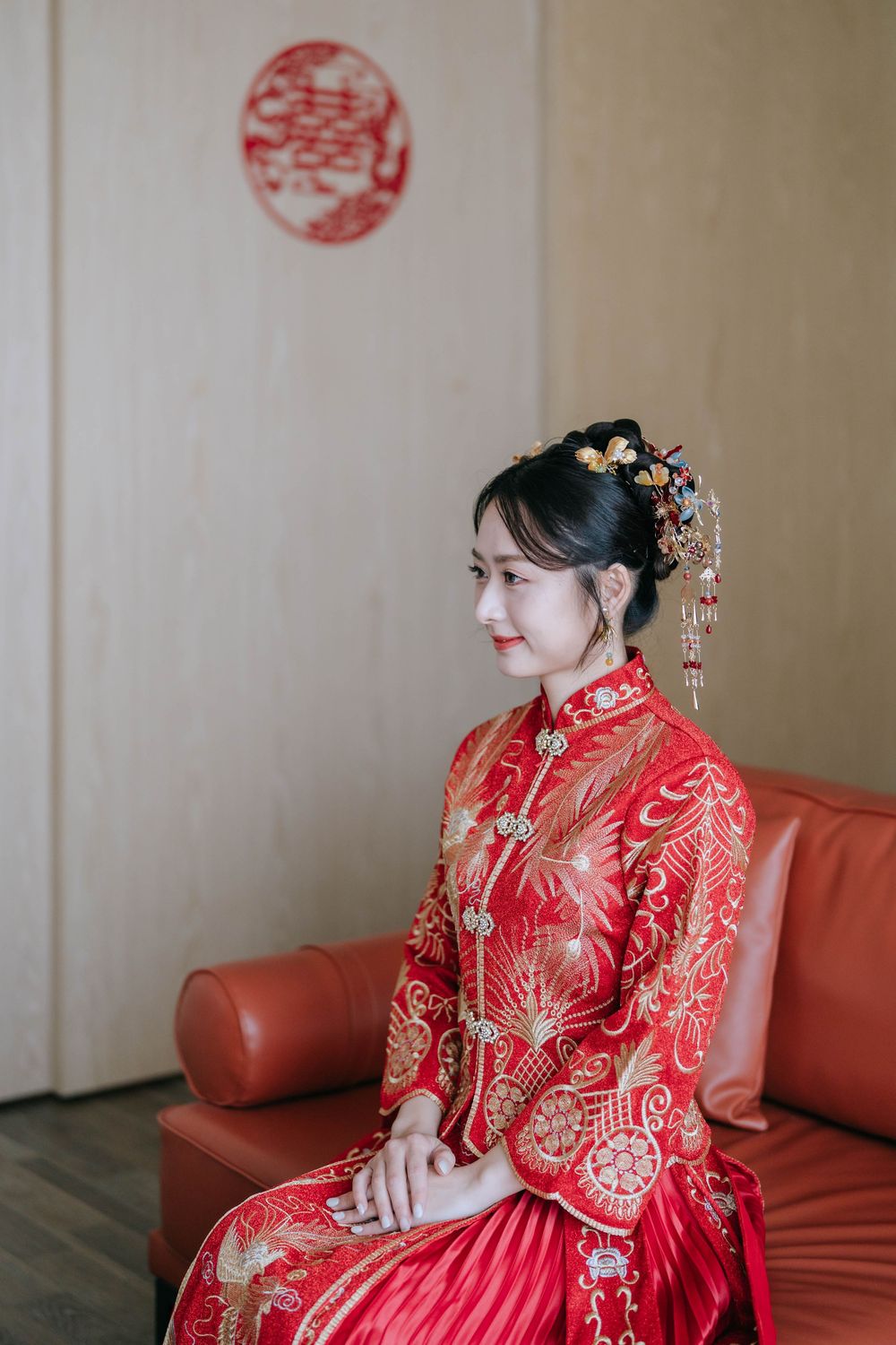 台南福爾摩沙遊艇酒店婚禮攝影，記錄完整台灣傳統婚禮儀式與晚宴流程，包含秀禾服、奉茶、迎娶、下車、拜別父母、丟扇子、新人進場、父母擁抱與敬酒。渴望影像以自然明亮、溫暖細膩的婚禮攝影風格，完整保存新人與家人真實互動，提供台南、高雄及全台婚攝服務。