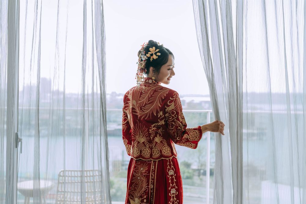 台南福爾摩沙遊艇酒店婚禮攝影，記錄完整台灣傳統婚禮儀式與晚宴流程，包含秀禾服、奉茶、迎娶、下車、拜別父母、丟扇子、新人進場、父母擁抱與敬酒。渴望影像以自然明亮、溫暖細膩的婚禮攝影風格，完整保存新人與家人真實互動，提供台南、高雄及全台婚攝服務。