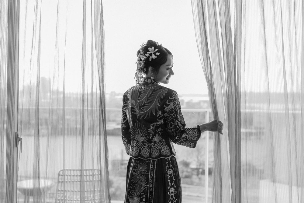 台南福爾摩沙遊艇酒店婚禮攝影，記錄完整台灣傳統婚禮儀式與晚宴流程，包含秀禾服、奉茶、迎娶、下車、拜別父母、丟扇子、新人進場、父母擁抱與敬酒。渴望影像以自然明亮、溫暖細膩的婚禮攝影風格，完整保存新人與家人真實互動，提供台南、高雄及全台婚攝服務。