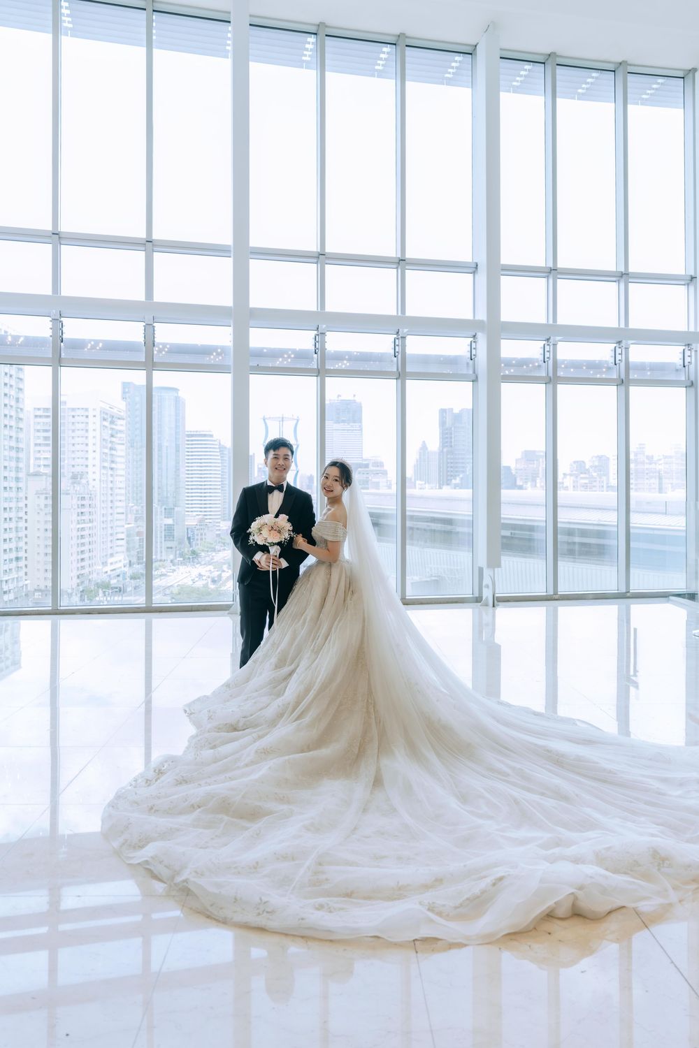 高雄漢神巨蛋婚禮攝影，由渴望影像 Rowen 主拍、Rebecca 共同記錄。純午宴前安排類婚紗拍攝，完整留下經典進場、Lucy 健康操歡樂橋段、親友自然互動與婚禮手電筒星芒創意畫面。Rowen 擅長穩定掌握婚宴流程、自然引導與經典構圖，呈現明亮耐看又充滿婚禮氣氛的高雄婚宴紀錄。