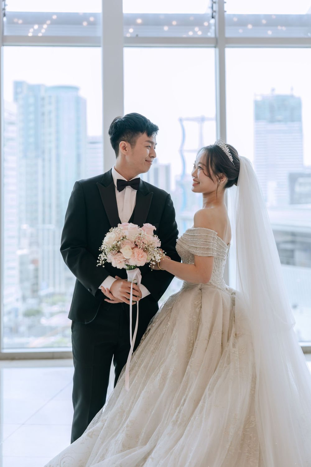 高雄漢神巨蛋婚禮攝影，由渴望影像 Rowen 主拍、Rebecca 共同記錄。純午宴前安排類婚紗拍攝，完整留下經典進場、Lucy 健康操歡樂橋段、親友自然互動與婚禮手電筒星芒創意畫面。Rowen 擅長穩定掌握婚宴流程、自然引導與經典構圖，呈現明亮耐看又充滿婚禮氣氛的高雄婚宴紀錄。