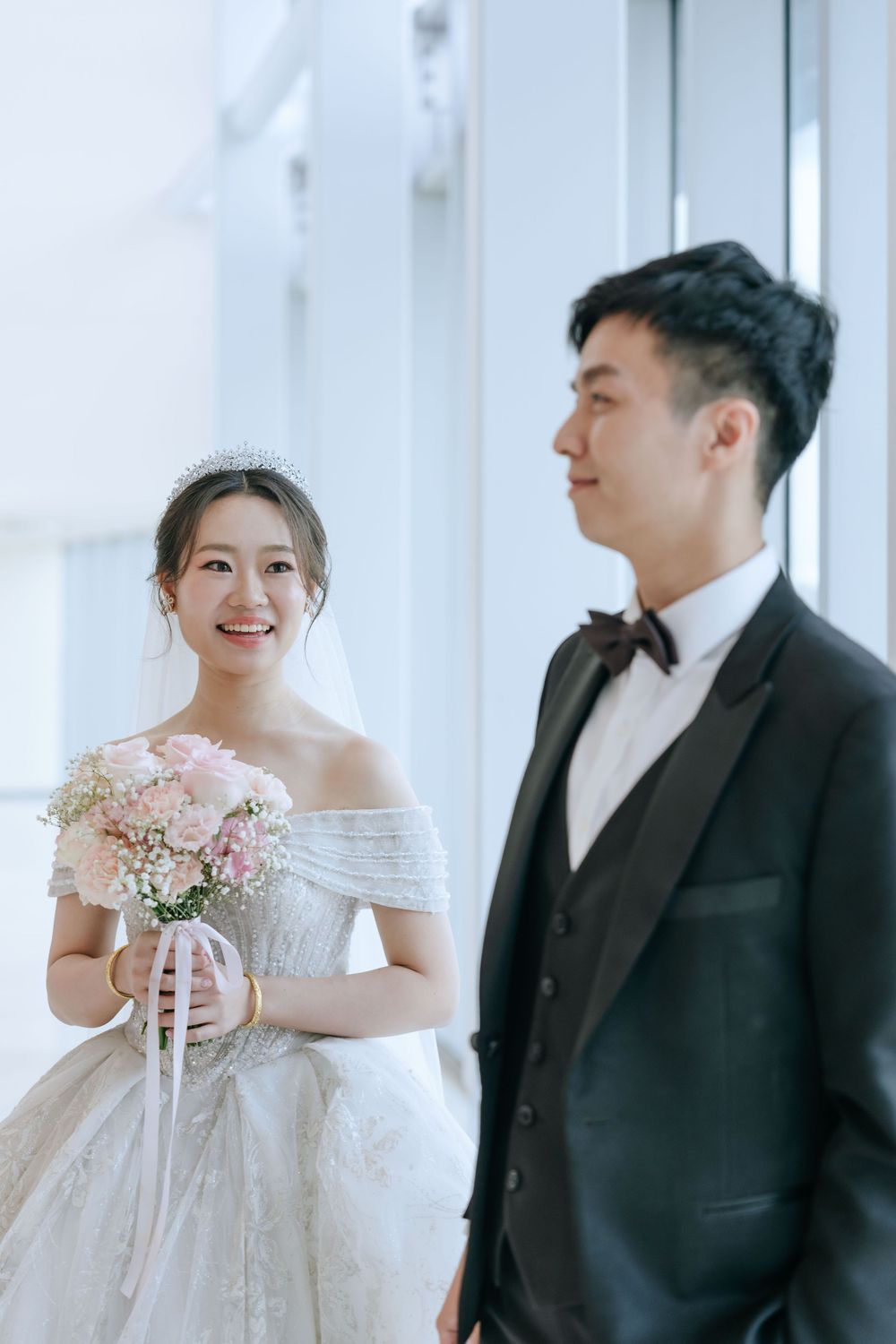 高雄漢神巨蛋婚禮攝影，由渴望影像 Rowen 主拍、Rebecca 共同記錄。純午宴前安排類婚紗拍攝，完整留下經典進場、Lucy 健康操歡樂橋段、親友自然互動與婚禮手電筒星芒創意畫面。Rowen 擅長穩定掌握婚宴流程、自然引導與經典構圖，呈現明亮耐看又充滿婚禮氣氛的高雄婚宴紀錄。