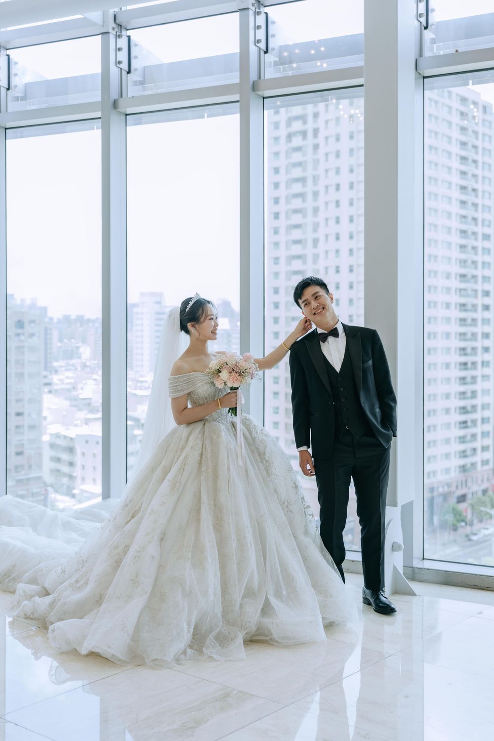 高雄漢神巨蛋婚禮攝影，由渴望影像 Rowen 主拍、Rebecca 共同記錄。純午宴前安排類婚紗拍攝，完整留下經典進場、Lucy 健康操歡樂橋段、親友自然互動與婚禮手電筒星芒創意畫面。Rowen 擅長穩定掌握婚宴流程、自然引導與經典構圖，呈現明亮耐看又充滿婚禮氣氛的高雄婚宴紀錄。