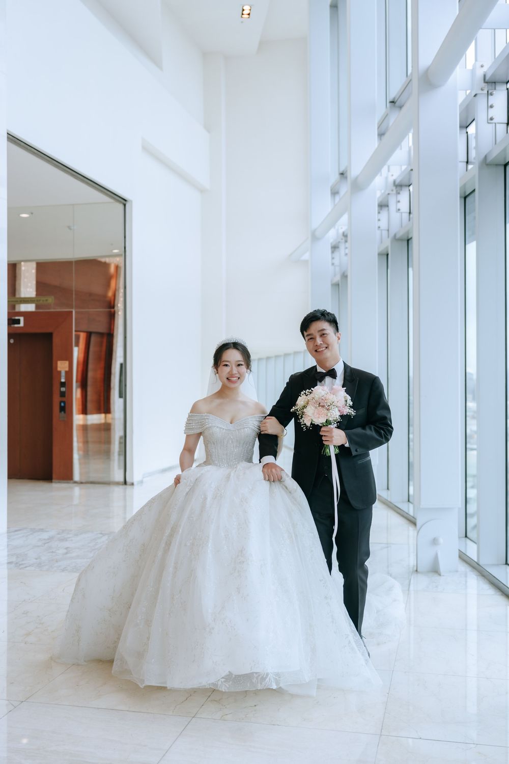 高雄漢神巨蛋婚禮攝影，由渴望影像 Rowen 主拍、Rebecca 共同記錄。純午宴前安排類婚紗拍攝，完整留下經典進場、Lucy 健康操歡樂橋段、親友自然互動與婚禮手電筒星芒創意畫面。Rowen 擅長穩定掌握婚宴流程、自然引導與經典構圖，呈現明亮耐看又充滿婚禮氣氛的高雄婚宴紀錄。