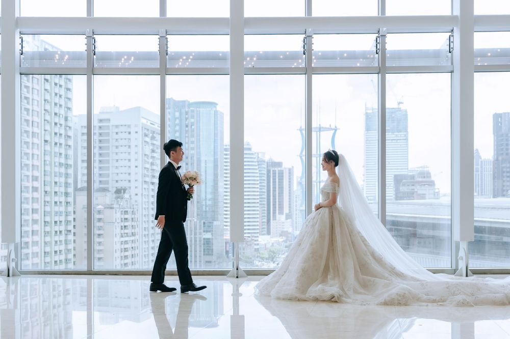 高雄漢神巨蛋婚禮攝影，由渴望影像 Rowen 主拍、Rebecca 共同記錄。純午宴前安排類婚紗拍攝，完整留下經典進場、Lucy 健康操歡樂橋段、親友自然互動與婚禮手電筒星芒創意畫面。Rowen 擅長穩定掌握婚宴流程、自然引導與經典構圖，呈現明亮耐看又充滿婚禮氣氛的高雄婚宴紀錄。