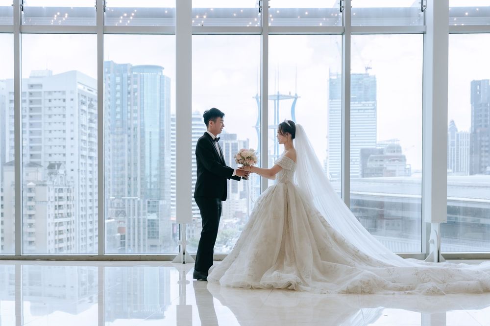 高雄漢神巨蛋婚禮攝影，由渴望影像 Rowen 主拍、Rebecca 共同記錄。純午宴前安排類婚紗拍攝，完整留下經典進場、Lucy 健康操歡樂橋段、親友自然互動與婚禮手電筒星芒創意畫面。Rowen 擅長穩定掌握婚宴流程、自然引導與經典構圖，呈現明亮耐看又充滿婚禮氣氛的高雄婚宴紀錄。