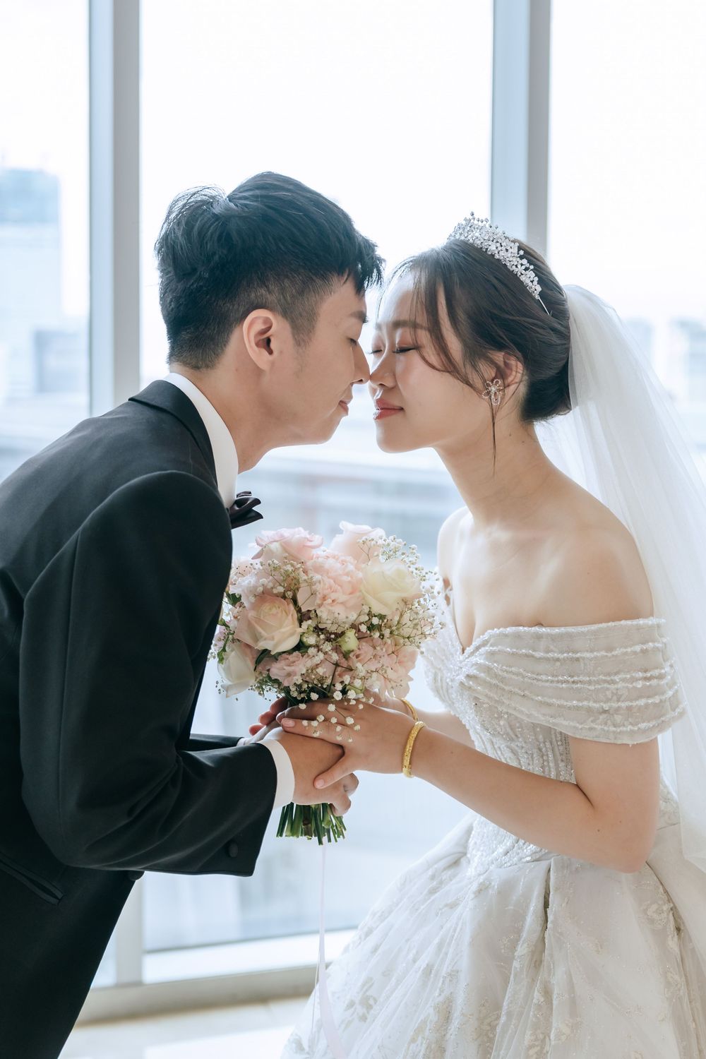 高雄漢神巨蛋婚禮攝影，由渴望影像 Rowen 主拍、Rebecca 共同記錄。純午宴前安排類婚紗拍攝，完整留下經典進場、Lucy 健康操歡樂橋段、親友自然互動與婚禮手電筒星芒創意畫面。Rowen 擅長穩定掌握婚宴流程、自然引導與經典構圖，呈現明亮耐看又充滿婚禮氣氛的高雄婚宴紀錄。